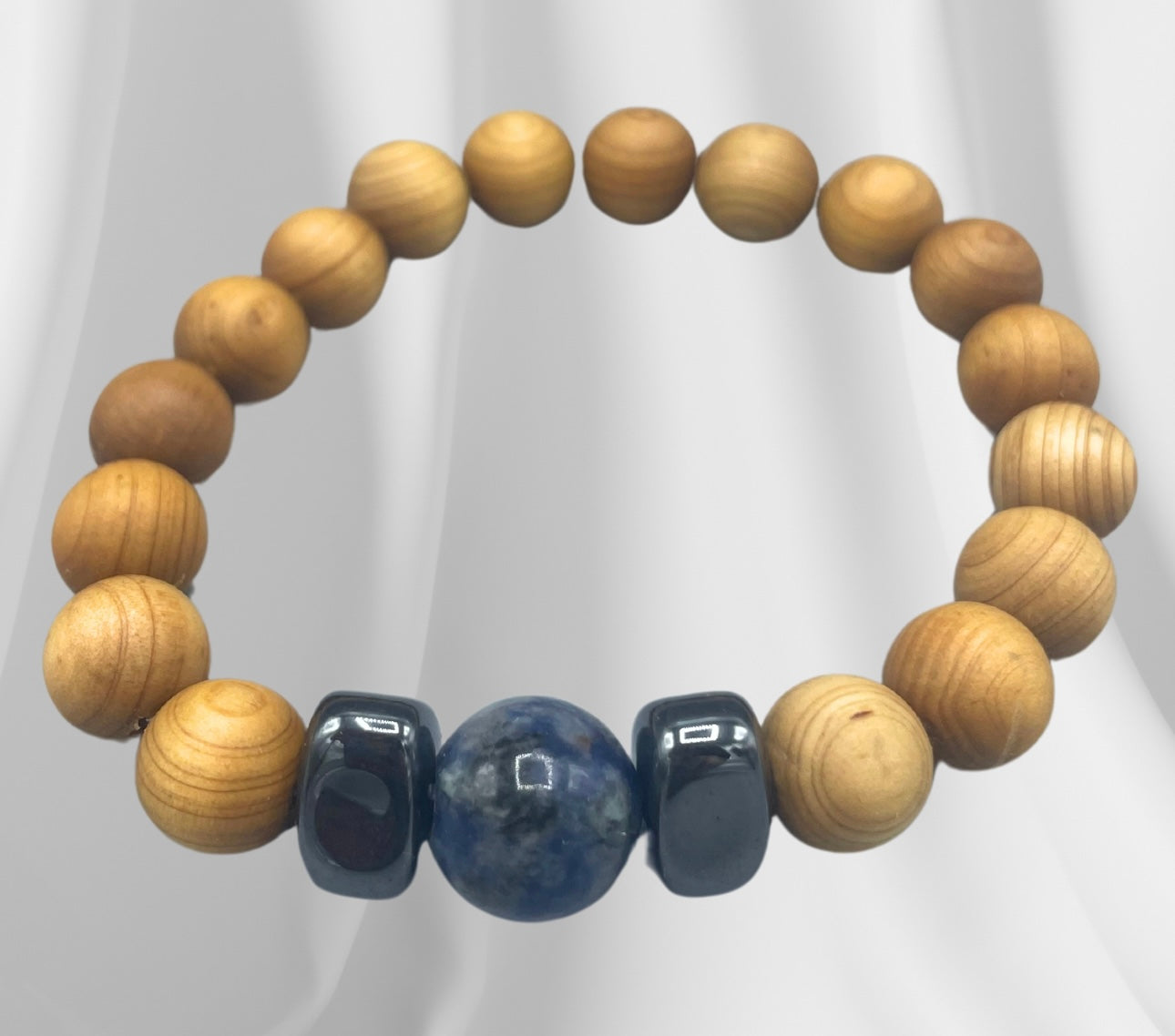 Pulsera de cedro con Sodalita. Chakra garganta.