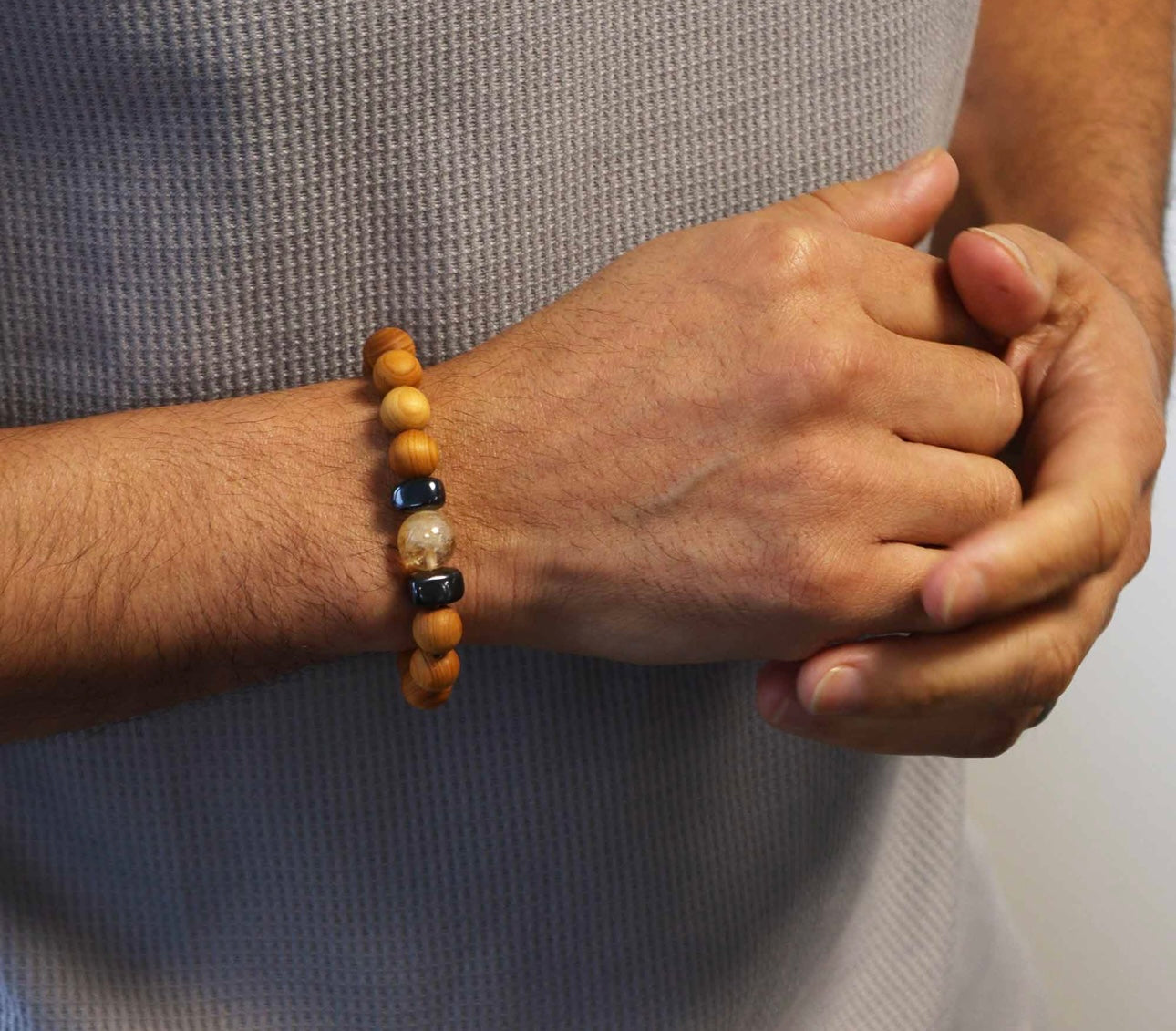 Pulsera de cedro con citrino. Chakra plexo solar.