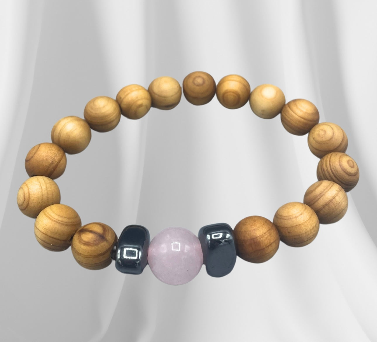Pulsera de cedro con cuarzo rosa. Chakra corazón.
