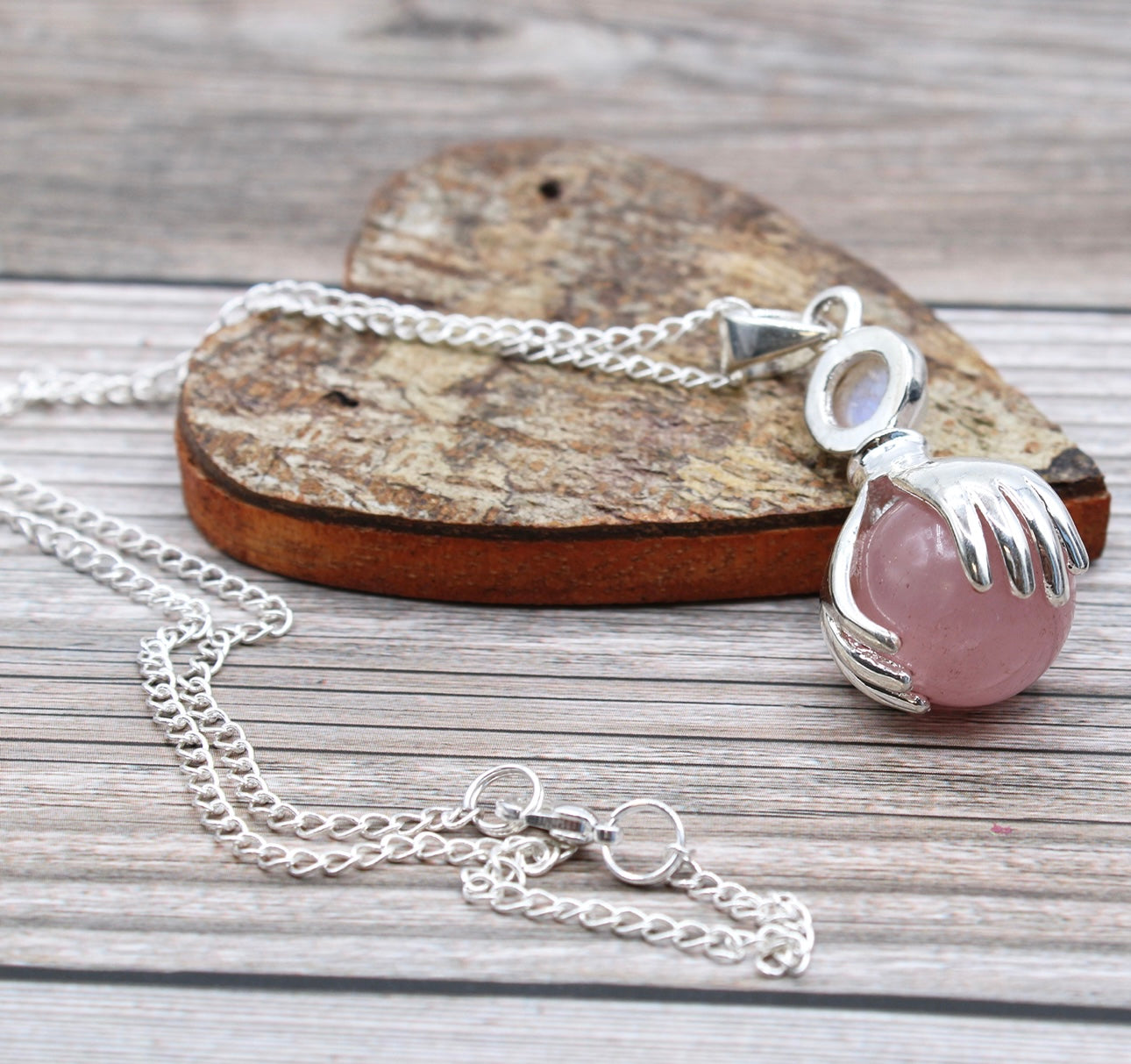 Colgante de manos curativas de cuarzo rosa
